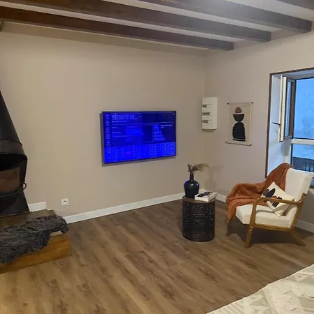 Un A Deux Pas De Lautoroute Apartmán Domarin